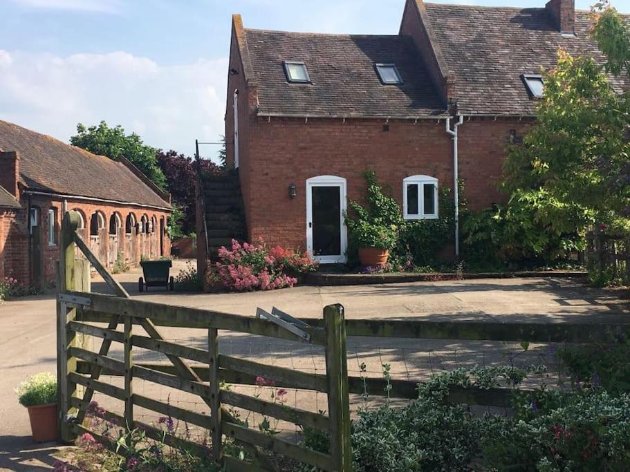 Cottage Barn Conversion On Working Farm Worcester Exterior foto